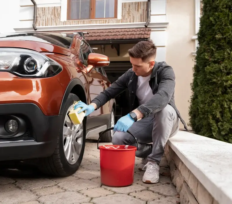 Lavage auto à domicile Saint-Hilaire-en-Lignières : professionnel intervenant sur un véhicule